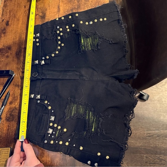 BLANK NYC Heavy Studded Destroyed Hi-Rise Denim Black Raw Hem Shorts Size 28 - Picture 4 of 10